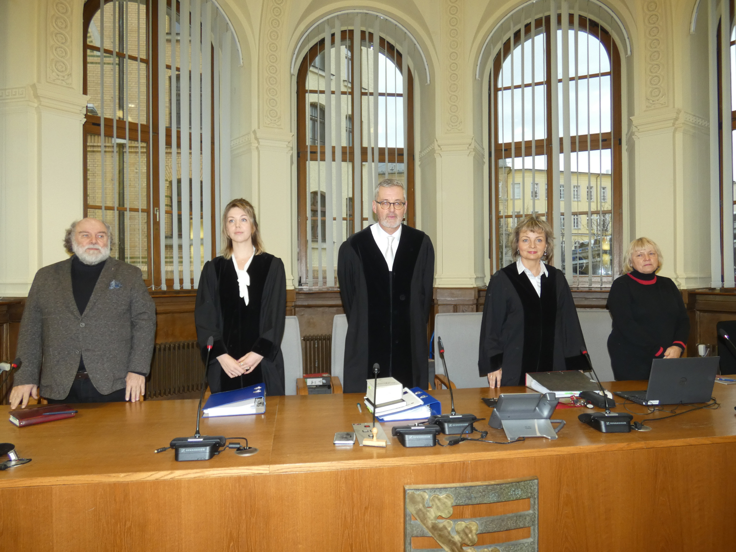 Richterbank im Landgericht.