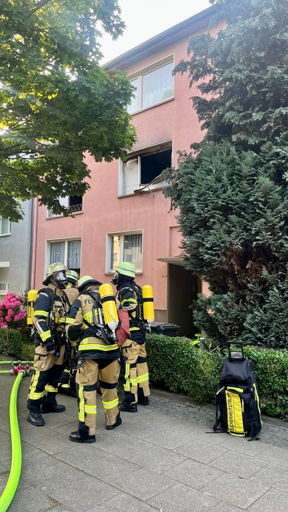 FW-E: Wohnungsbrand in einem Mehrfamilienhaus - Feuerwehr rettet Mutter mit Kind