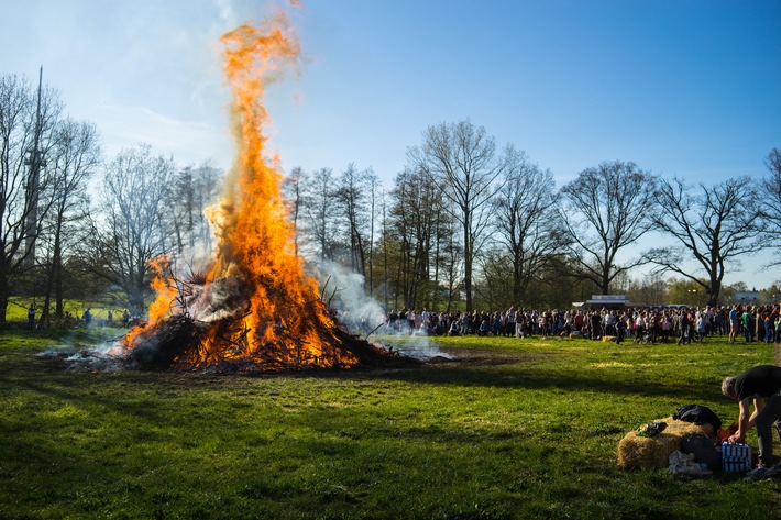 FW Norderstedt: Osterfeuer der Freiwilligen Feuerwehr Harksheide