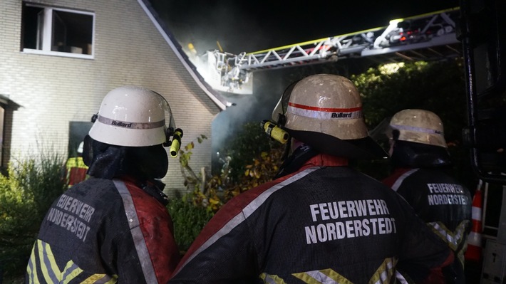 FW Norderstedt: Birkhahnkamp - Feuer in Einfamilienhaus